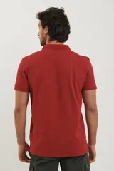Remera tipo polo de manga corta, color negro, con cuello clásico y cierre frontal de botones.
