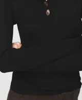Jersey de punto color negro con cuello polo, cierre frontal parcial con botones y mangas largas.