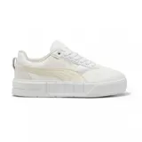 Championes Puma modelo Cali Court Winter, de diseño urbano con plataforma, color blanco con detalles en tono crema. Presentan una estructura de cuero sintético con refuerzos en gamuza en el talón y perforaciones en la puntera.