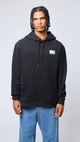 Buzo hoodie negro con bolsillo tipo canguro y logo estampado en el pecho.