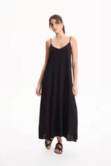 Vestido largo negro de viscosa, sin mangas y con tirantes finos, de corte holgado y fluido.