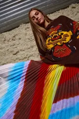 Falda midi plisada con elástico en la cintura y estampado abstracto en tonos grises.