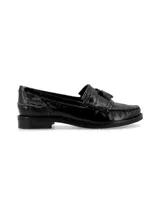 Mocasines de cuero charol negro con diseño clásico, detalles de flecos y borlas en el empeine, y suela plana con taco bajo.