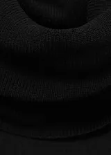 Top de punto fino color negro, con diseño entallado, cuello alto y sin mangas.