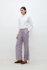 Pantalón de vestir acampanado con estampado retro en tonos rojo, azul y blanco.