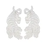 Par de aros colgantes con forma de tigre blanco con rayas grises. El diseño muestra dos tigres en posición de ataque, uno mirando hacia la izquierda y otro hacia la derecha.