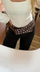 Faja marrón de ecocuero con apliques de tachas plateadas.