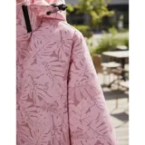 Campera cortaviento impermeable de la marca Uniteduy, color negro con estampado sutil de hojas. Cuenta con capucha, cierre frontal, tres bolsillos externos y uno interno. Es una prenda ultra liviana y transpirable, ideal para actividades al aire libre.