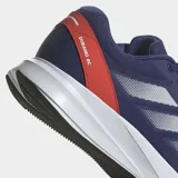 Championes de running Adidas Duramo RC, color azul marino con tres franjas plateadas en el lateral. Presenta detalles en rojo en el talón y una suela blanca gruesa con base negra.
