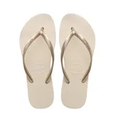 Sandalias de goma Havaianas modelo Slim, color gris oscuro, con tiras finas metálicas y diseño clásico de dedo.