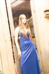 Vestido largo con estampado tie-dye en tonos azules y violetas, con escote en V, aberturas laterales (cut-outs) bajo el busto y breteles finos cruzados en la espalda.
