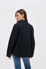 Sobrecamisa de algodón color marrón, con cuello solapa, cierre frontal de botones y bolsillos frontales en el pecho.