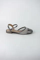 Sandalias planas color dorado, con puntera cerrada, diseño combinado con tela tipo red y tira ajustable al tobillo con hebilla.