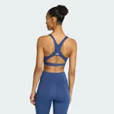 Top deportivo de soporte alto con tecnología Climacool para absorción de sudor. Presenta un diseño de espalda racer-back, tirantes fijos y almohadillas integradas, confeccionado en tejido elástico ajustado al cuerpo.