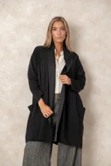 Saco largo de frente abierto con caída fluida, mangas largas y bolsillos laterales. Diseño minimalista de corte recto.