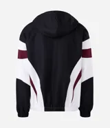 Campera con capucha de estilo deportivo, confeccionada en poliéster con diseño de paneles en colores negro, blanco y bordó. Presenta cierre frontal con cremallera, puños elásticos y bolsillos laterales.