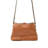 Cartera bandolera de cuero sintético negro con diseño estructurado, bordes superiores ondulados, logo grabado en el frente y correa de cadena metálica oscura.