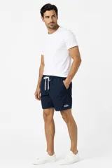 Short azul marino de poliéster de corte recto, con cintura elástica con cordón de ajuste blanco y bolsillos laterales.