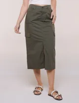 Falda midi estilo cargo de gabardina de algodón color beige, de silueta recta y tiro alto con pretina posterior elastizada. Cuenta con bolsillos funcionales diagonales, laterales tipo cargo con solapa y traseros con tapa, además de tajo frontal inferior.