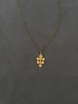 Collar dorado con cadena de eslabones finos y dije de cruz con relieve detallado de la crucifixión.