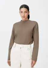 Sweater marrón de punto tejido con cuello alto.