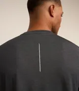 Remera deportiva masculina de manga corta con cuello redondo, confeccionada en tejido técnico con tecnología Dry para mayor transpirabilidad. Presenta detalles reflectantes en los hombros y un diseño liso en color verde melange.