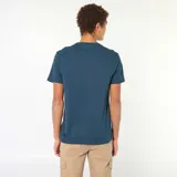 Camiseta de manga corta y cuello redondo en color azul, con estampado gráfico minimalista en el pecho.