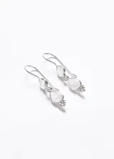 Caravanas colgantes de plata 925 con diseño de doble gota. Cada pieza presenta una piedra luna pequeña en la parte superior y una piedra luna más grande en la parte inferior, decorada con pequeños detalles esféricos de plata en el extremo.