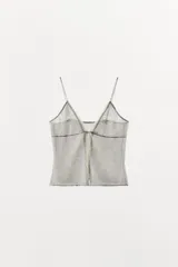 Top de punto elástico color gris, con escote en V, tirantes finos, aplicación de puntilla a contraste y cierre frontal con lazada.