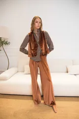 Pantalón palazzo color marrón de terciopelo con cintura elastizada.