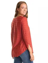 Blusa de tejido shaggy color terracota, con cuello a la base, mangas tres cuartos con tajo lateral en el puño y ruedo redondeado con largo posterior asimétrico.