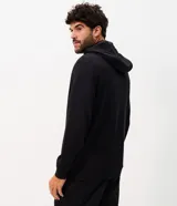 Campera deportiva Get Over confeccionada en mezcla de poliéster, viscosa y elastano, de color negro con capucha fija, cierre frontal y bolsillos laterales. Cuenta con un pequeño estampado circular con lettering en el pecho.