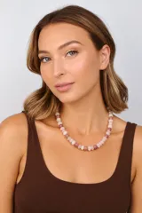 Collar corto de cuentas de cristal checo y piedras naturales de ágata en tonos rosados y borravino.