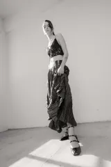 Pollera larga de corte amplio con acabado texturizado y efecto arrugado, confeccionada en tela con caída fluida y cintura elástica.