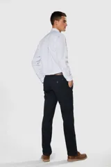 Pantalón clásico de gabardina azul marino con corte classic fit, bolsillos laterales y traseros con ojal y botón, y cierre metálico frontal.