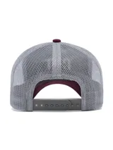 Gorro trucker Caterpillar color bordó con parte trasera de red gris, visera curvada y logo bordado en relieve en el frente.