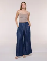 Pantalón wide leg de lyocell en color azul oscuro, con cintura alta, pinzas frontales y bolsillos laterales.