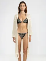 Bombacha de bikini negro con estampado animal print tipo cebra en tonos beige, con tiras ajustables en los laterales.