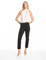 Pantalón de tiro alto con pretina elástica y silueta ajustada. Presenta un diseño tipo pull-on sin cierres, con aberturas laterales en el ruedo decoradas con tres botones metálicos dorados.