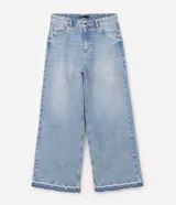 Pantalón super baggy de jean azul claro, con cintura con trabilla, cierre tradicional, bolsillos y terminación deshilachada en los tobillos.