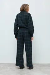 Pantalón de corte recto y tiro alto con estampado de cuadros escoceses en tonos verde y azul marino.