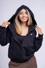 Campera marrón con cierre frontal, capucha con cordones y bolsillos laterales.