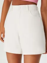 Short de jean de tiro alto, color rojo, con cierre frontal de botón y cremallera, y bolsillos laterales.