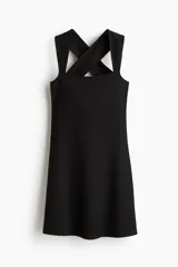 Vestido corto de punto pesado, color negro, con escote cuadrado y breteles anchos que se cruzan en la espalda.