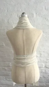 Top blanco con escote halter y espalda descubierta.