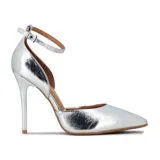 Zapato de tacón alto Vizzano, color plateado metalizado, con punta fina y tira ajustable al tobillo. El tacón es fino y plateado.