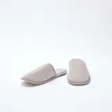 Pantuflas de casa abiertas en el talón, de terciopelo gris con textura acanalada y ribetes a tono.