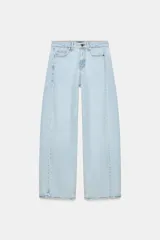Jeans de tiro alto con cinco bolsillos y diseño de costuras verticales en el frente. Cierre frontal con cremallera y botón.