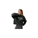 Buzo crewneck de Eme Studios modelo Stealth Hunt Reverse, color verde oscuro con estampado frontal en blanco efecto desgastado con el texto "EMESTUDIOS STEALTH ARCHIVE Nº 5135", de manga larga y corte oversize.
