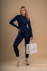 Enterito azul marino de calza ajustada con cierre frontal.